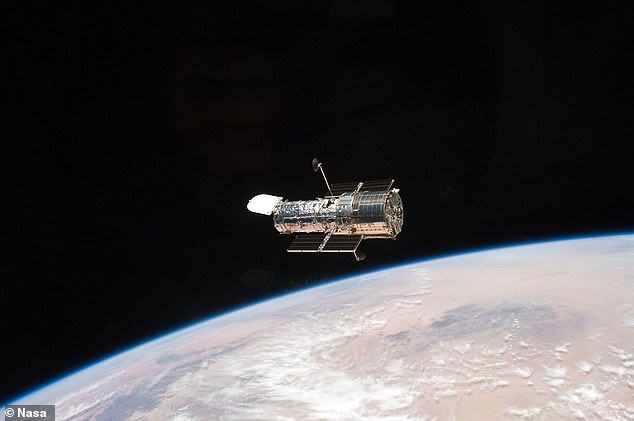 El telescopio espacial se desplegó desde la bahía de carga del transbordador espacial Discovery el 25 de abril de 1990, a 340 millas sobre la superficie de la Tierra.