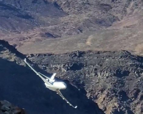 El fotógrafo de aviación Christopher McGreevy capturó el impresionante vuelo de un jet privado Dassault Falcon 8X a través del pequeño valle que cruza Riverside y el condado de San Diego.