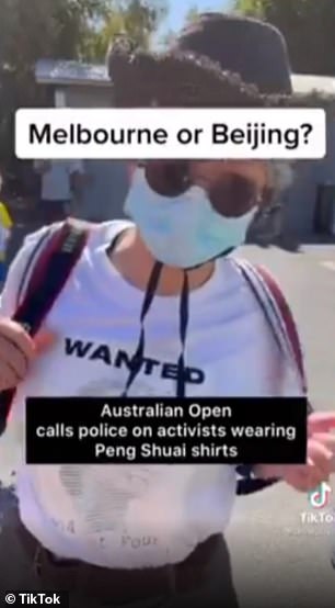Un fanático del Abierto de Australia se vio obligado a quitarse una camiseta expresando preocupaciones por el bienestar de la estrella del tenis Peng Shuai.