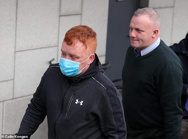 Declan Haughney (en la foto fuera del tribunal hoy) compareció ante el Tribunal de Distrito de Kilkenny acusado de engaño