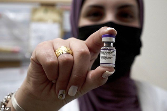 Funcionarios de salud en Israel dijeron que una cuarta dosis proporciona de tres a cinco veces el nivel de protección contra enfermedades graves.  En la foto: un voluntario posa con un vial del jab de Pfizer en Zion, Israel, el 11 de enero.