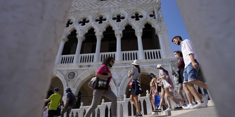 Italia limitará el número de turistas que llegan a Venecia