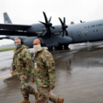 Soldados estadounidenses con máscaras protectoras se ven frente a aviones de transporte C-130 durante un simulacro militar en medio del brote de la enfermedad por coronavirus (COVID-19), en la Base de la Fuerza Aérea de los Estados Unidos en Yokota en Fussa, en las afueras de Tokio, Japón, el 21 de mayo. 2020. REUTERS / Issei Kato