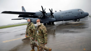 Soldados estadounidenses con máscaras protectoras se ven frente a aviones de transporte C-130 durante un simulacro militar en medio del brote de la enfermedad por coronavirus (COVID-19), en la Base de la Fuerza Aérea de los Estados Unidos en Yokota en Fussa, en las afueras de Tokio, Japón, el 21 de mayo. 2020. REUTERS / Issei Kato