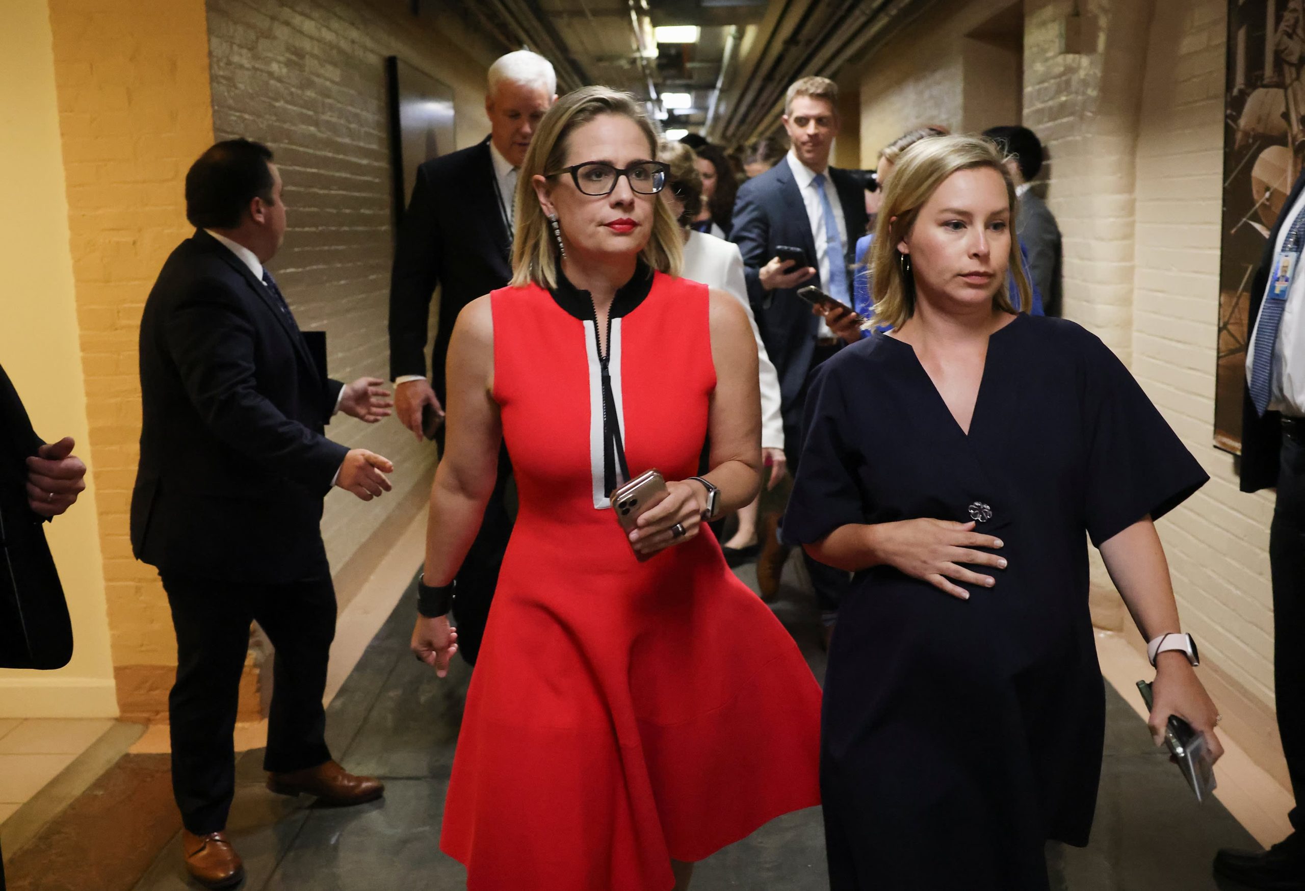 Kyrsten Sinema recauda más de $ 1.5 millones en el cuarto trimestre mientras se opone a piezas clave de la agenda de Biden
