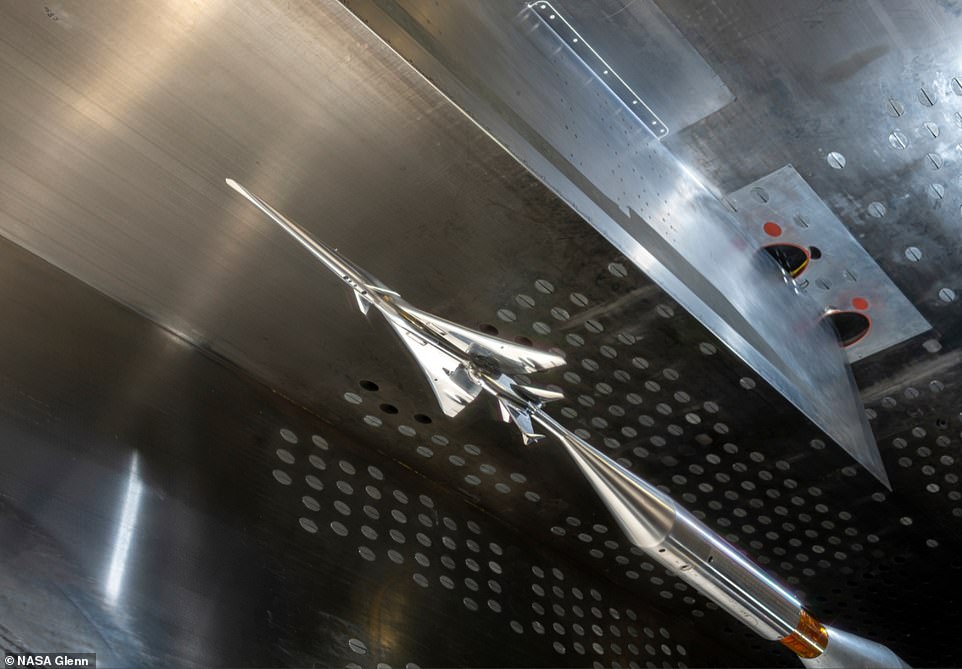 El modelo a pequeña escala X-59 se ve en el 'túnel de viento supersónico' de NASA Glenn de 8 por 6 pies.  El modelo se invirtió con el conjunto de sensores de ondas de choque montado en el techo del túnel durante la prueba.