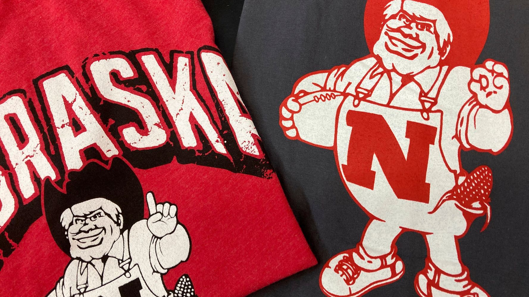 La Universidad de Nebraska cambia la señal de la mano de la mascota para evitar el gesto de supremacía blanca
