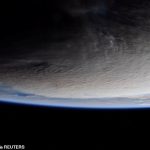 La ceniza lanzada al aire por la erupción volcánica submarina masiva en Tonga ha sido fotografiada por astronautas en la Estación Espacial Internacional.