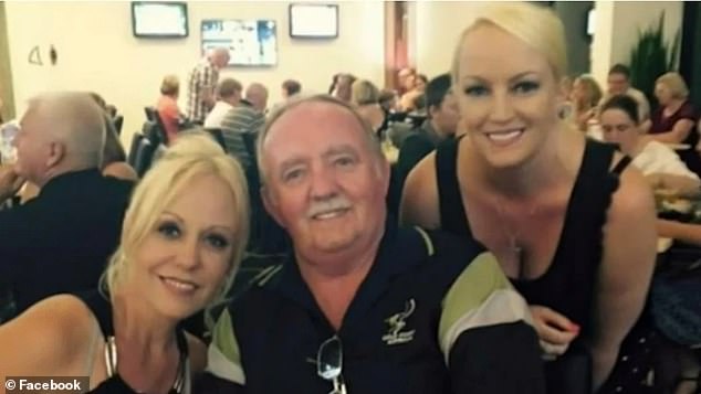 Derek Dewitt, de 77 años, (en la foto con sus hijas Lisa Carmichael y Mareta Dewitt) murió el 6 de enero durante una batalla contra el covid después de pasar más de una hora esperando una ambulancia.