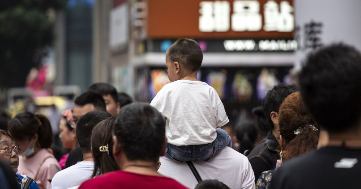 La tasa de natalidad de China cae a un mínimo histórico