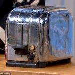 La 'tostadora más antigua' de Gran Bretaña (en la foto), que tiene más de 70 años, todavía la usa todos los días su propietario, quien apareció hoy en This Morning.