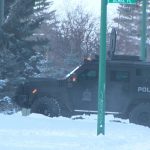 La unidad de armas y pandillas de la policía de Saskatoon arresta a 5 personas en una investigación de armas de fuego - Saskatoon