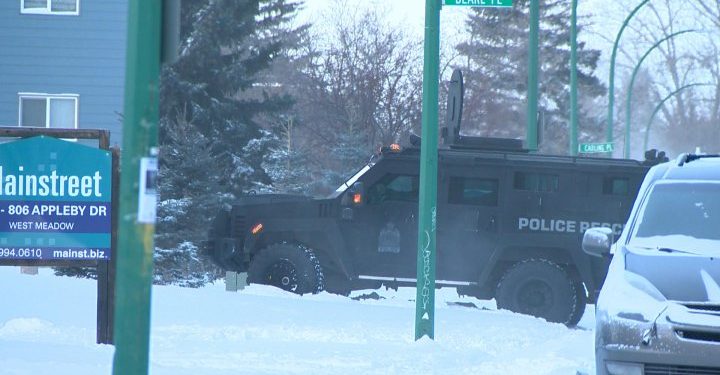 La unidad de armas y pandillas de la policía de Saskatoon arresta a 5 personas en una investigación de armas de fuego - Saskatoon