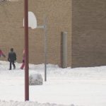 Las preocupaciones aumentan a medida que los estudiantes de Saskatchewan regresan a clase mientras sus compañeros de fuera de la provincia se quedan en casa