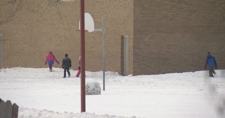 Las preocupaciones aumentan a medida que los estudiantes de Saskatchewan regresan a clase mientras sus compañeros de fuera de la provincia se quedan en casa