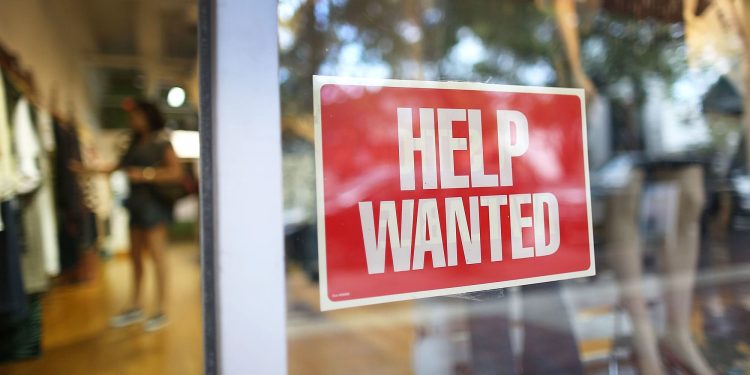 Las solicitudes semanales de desempleo totalizan 198,000, menos de lo esperado y alrededor del mínimo de 52 años