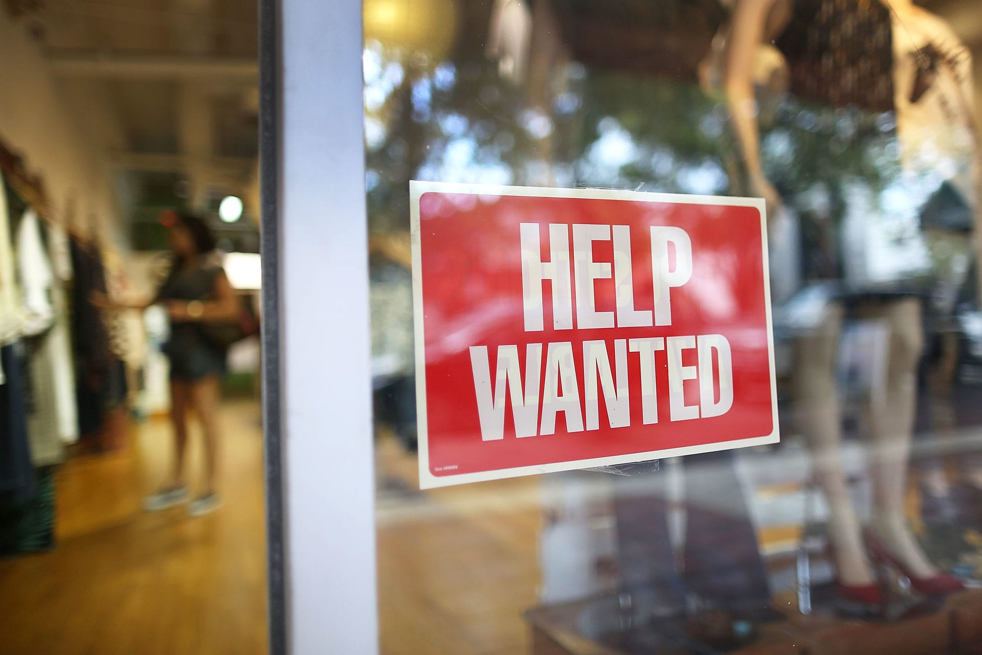 Las solicitudes semanales de desempleo totalizan 198,000, menos de lo esperado y alrededor del mínimo de 52 años