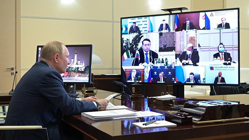 Líderes empresariales italianos mantienen videoconferencia con Vladimir Putin