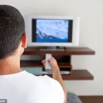 Investigadores británicos encontraron que el riesgo era aproximadamente un tercio más alto en adultos que pasaban cuatro o más horas frente al televisor al día, en comparación con las personas que miraban dos horas y media o menos.  En la imagen: hombre viendo la televisión.