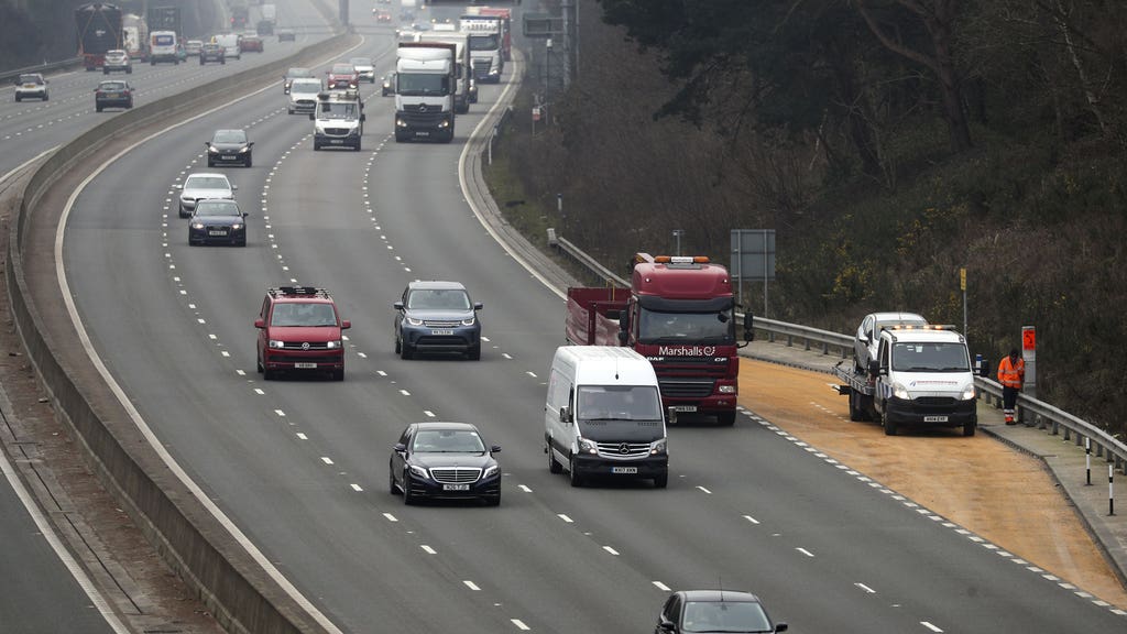 Los conductores del Reino Unido enfrentan una multa de £ 200 en medio del cambio de la regla del Código de Carreteras en enero
