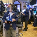 Los comerciantes trabajan en el piso de la Bolsa de Valores de Nueva York el martes.  Las acciones han estado girando en un comercio salvaje antes de la decisión de política de la Fed prevista para el miércoles.