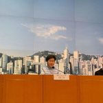 Luchando contra COVID-19, el líder de Hong Kong de rostro solemne explica las apariciones sin máscara