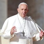 Mala suerte: el Papa reconoce que lo atraparon en una tienda de discos