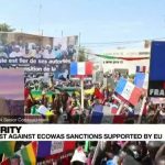 Malienses en vigor después de que la junta convoque protestas por las sanciones