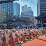Miles de monjes budistas realizan una manifestación para exigir disculpas del presidente por "sesgo antibudista"