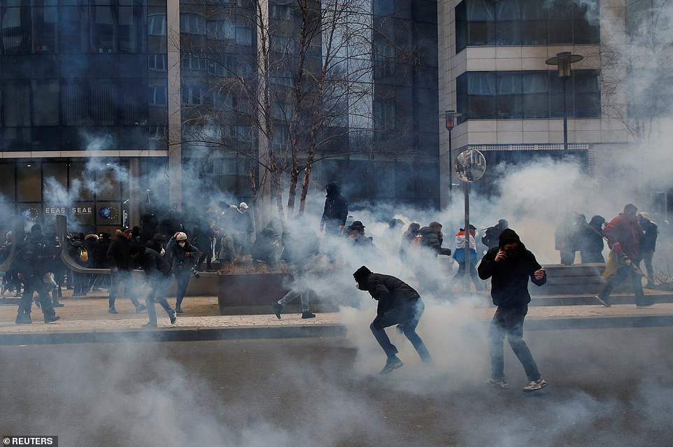 En la foto: la policía confronta a los manifestantes en la gran manifestación de hoy contra las restricciones del coronavirus en Bruselas, Bélgica.