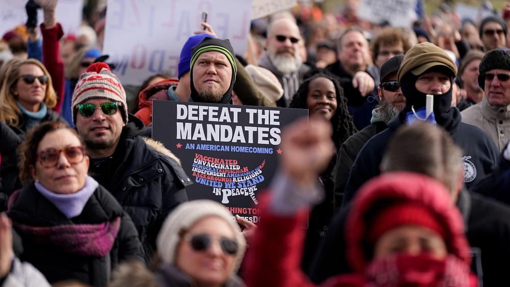 Miles protestan por las medidas de COVID en Washington, Bruselas y Barcelona