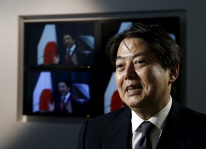 El legislador del Partido Liberal Democrático (PLD) y exministro del gabinete Yoshimasa Hayashi habla durante una entrevista con Reuters durante un evento Breakingviews de Thomson Reuters en Tokio, Japón, el 26 de enero de 2016. (REUTERS/Yuya Shino)