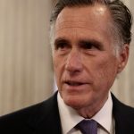 Mitt Romney dice que Joe Biden está 'poniendo en duda' las elecciones, al igual que Donald Trump