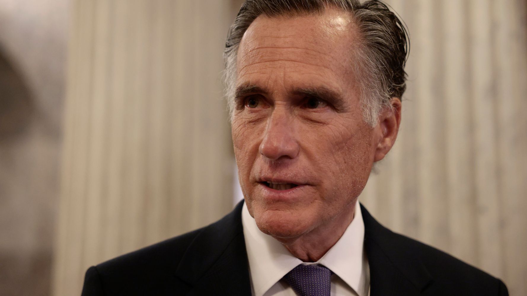 Mitt Romney dice que Joe Biden está 'poniendo en duda' las elecciones, al igual que Donald Trump