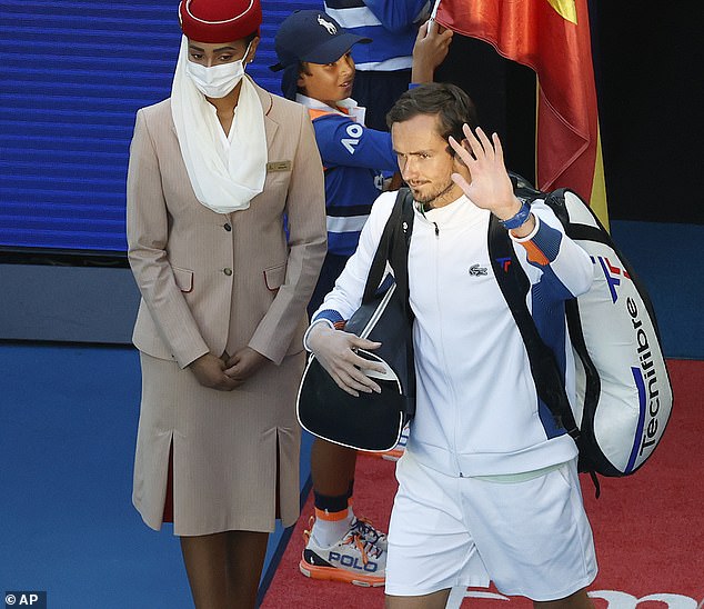 Medvedev recibió una gélida bienvenida de la multitud mientras caminaba hacia el Rod Laver Arena (en la foto) con algunas secciones abucheando al 'villano' del torneo.