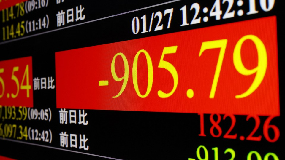 Nikkei se desploma más de 3% a mínimo de 14 meses por expectativas de tasas de la Fed