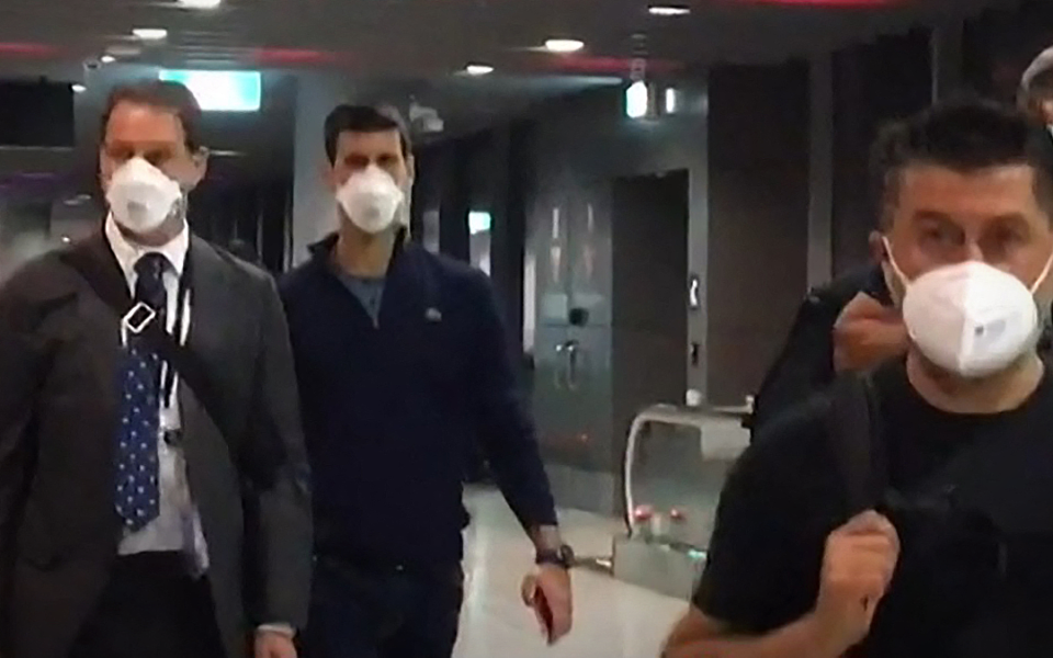 Novak Djokovic deportado de Australia, provocando furia y fanfarronería fronteriza