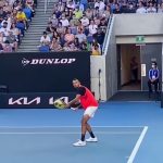 Han aparecido nuevas imágenes de la controvertida victoria de Nick Kyrgios en dobles sobre el equipo croata número 1 que parece mostrar al enigmático australiano burlándose de sus rivales balanceándose como los personajes de Wii Tennis.
