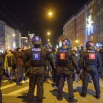 Oficial de policía mordido en medio de violencia por restricciones de COVID en Alemania