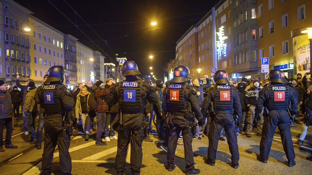 Oficial de policía mordido en medio de violencia por restricciones de COVID en Alemania
