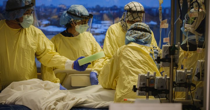 Pacientes no vacunados y escasez de personal: una mirada al interior de la UCI en un hospital de Toronto