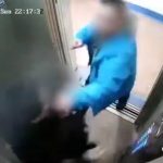 Este es el momento en que un padre golpeó a un pervertido que intentó forzar a su hija de 15 años en un ascensor en Rusia