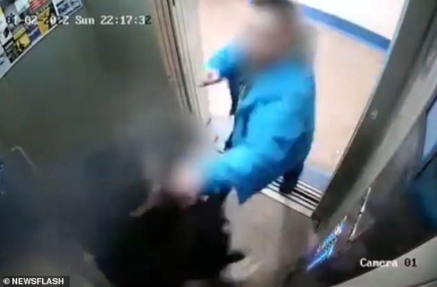 Este es el momento en que un padre golpeó a un pervertido que intentó forzar a su hija de 15 años en un ascensor en Rusia