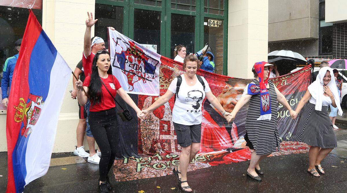Partidarios de Djokovic protestan frente a su hotel de detención en Melbourne
