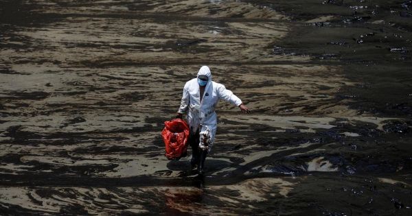 Perú quiere que Repsol pague daños por derrame de petróleo en medio de la erupción del volcán Tonga