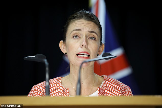 La primera ministra Jacinda Ardern (en la foto) anunció el domingo que toda Nueva Zelanda se colocaría en el Código Rojo Covid a partir de las 11:59 p.m.