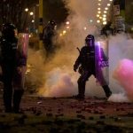 Policía colombiana reprime protestas nocturnas en Bogotá