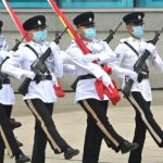 Policía de Hong Kong cambia a paso de ganso 'para mostrar patriotismo'