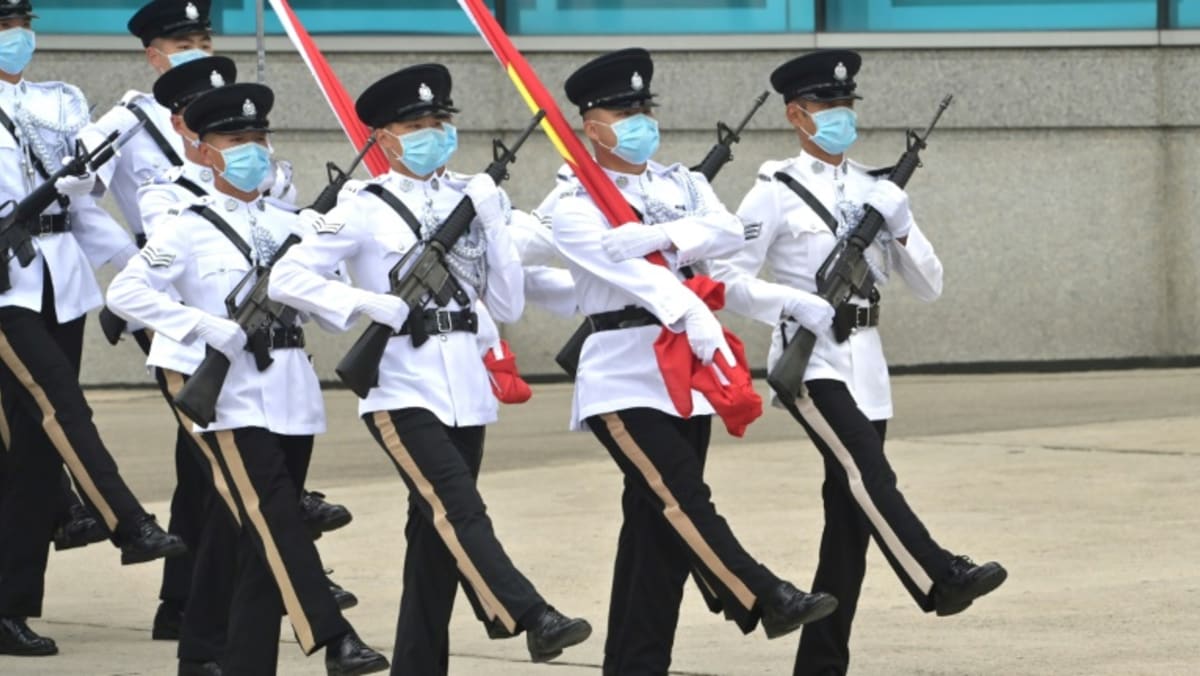 Policía de Hong Kong cambia a paso de ganso 'para mostrar patriotismo'