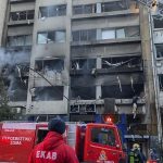 Potente explosión hiere a 3, daña edificios de oficinas en Atenas